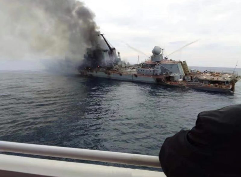 美媒曝光莫斯科号巡洋舰起火后照片，舰体中部起火且明显侧倾-1