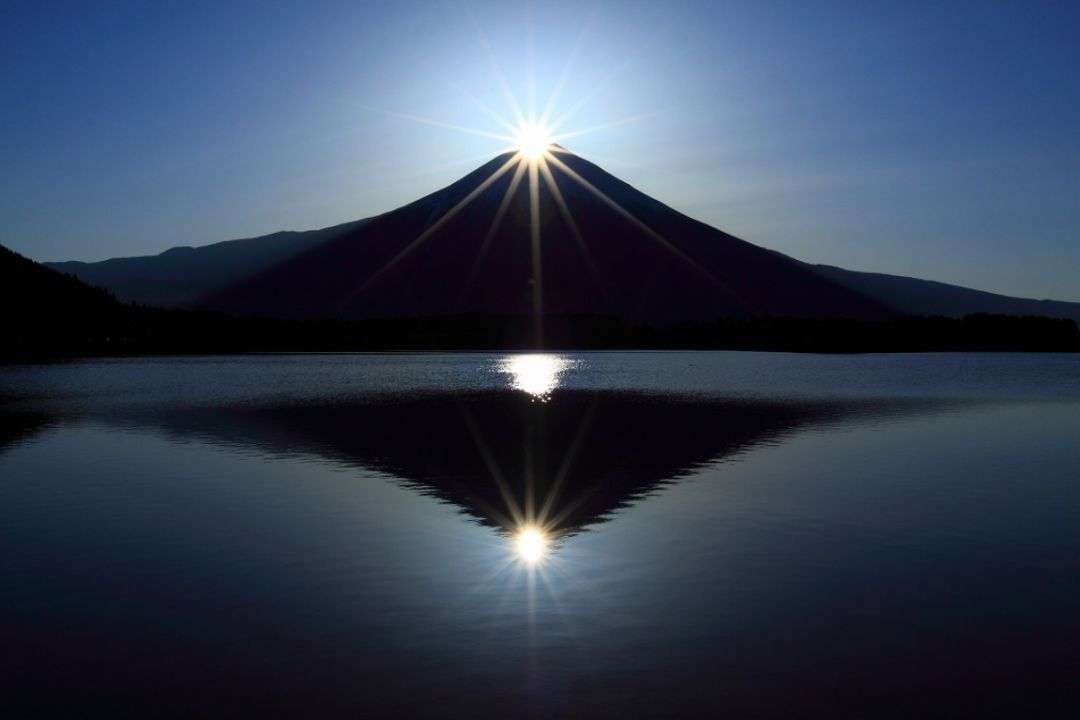 日本第一高峰“富士山”海拔3776米，是一座对称的锥形活火山