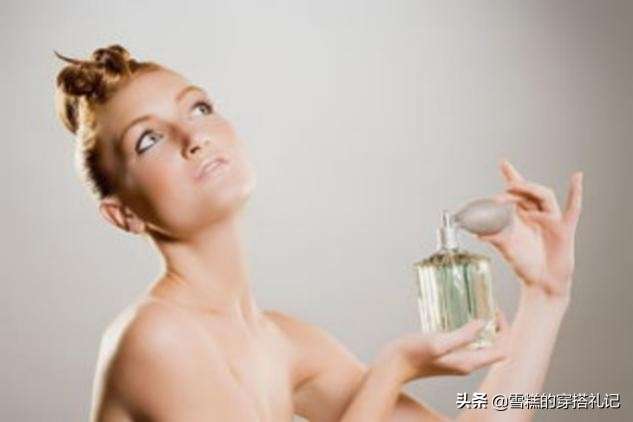女人喷香水时，很容易犯的3个“基本错误”，不然味道易散还难闻